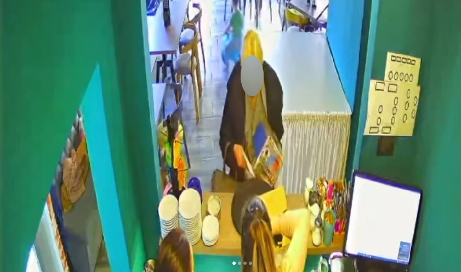 Žena uzima kutiju sa novcem namenjenom bolesnom Nikoli