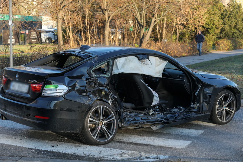 Wypadek z udziałem BMW i autobusu miejskiego w Warszawie