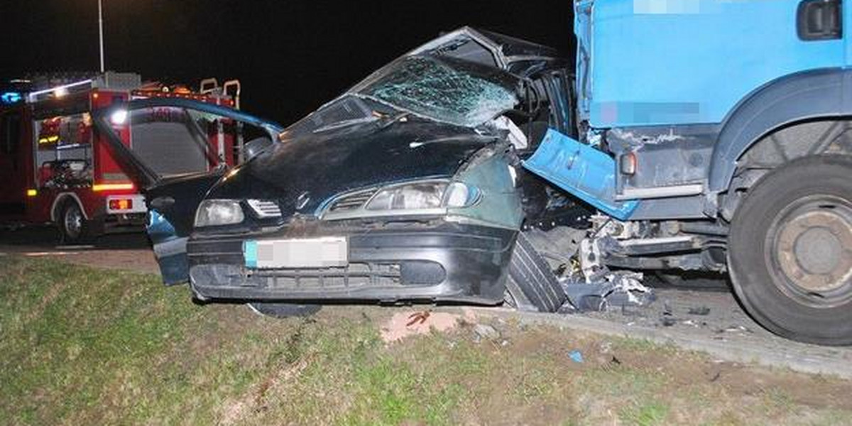 Śmiertelny wypadek w Głojscach, zginął 43-letni kierowca renault