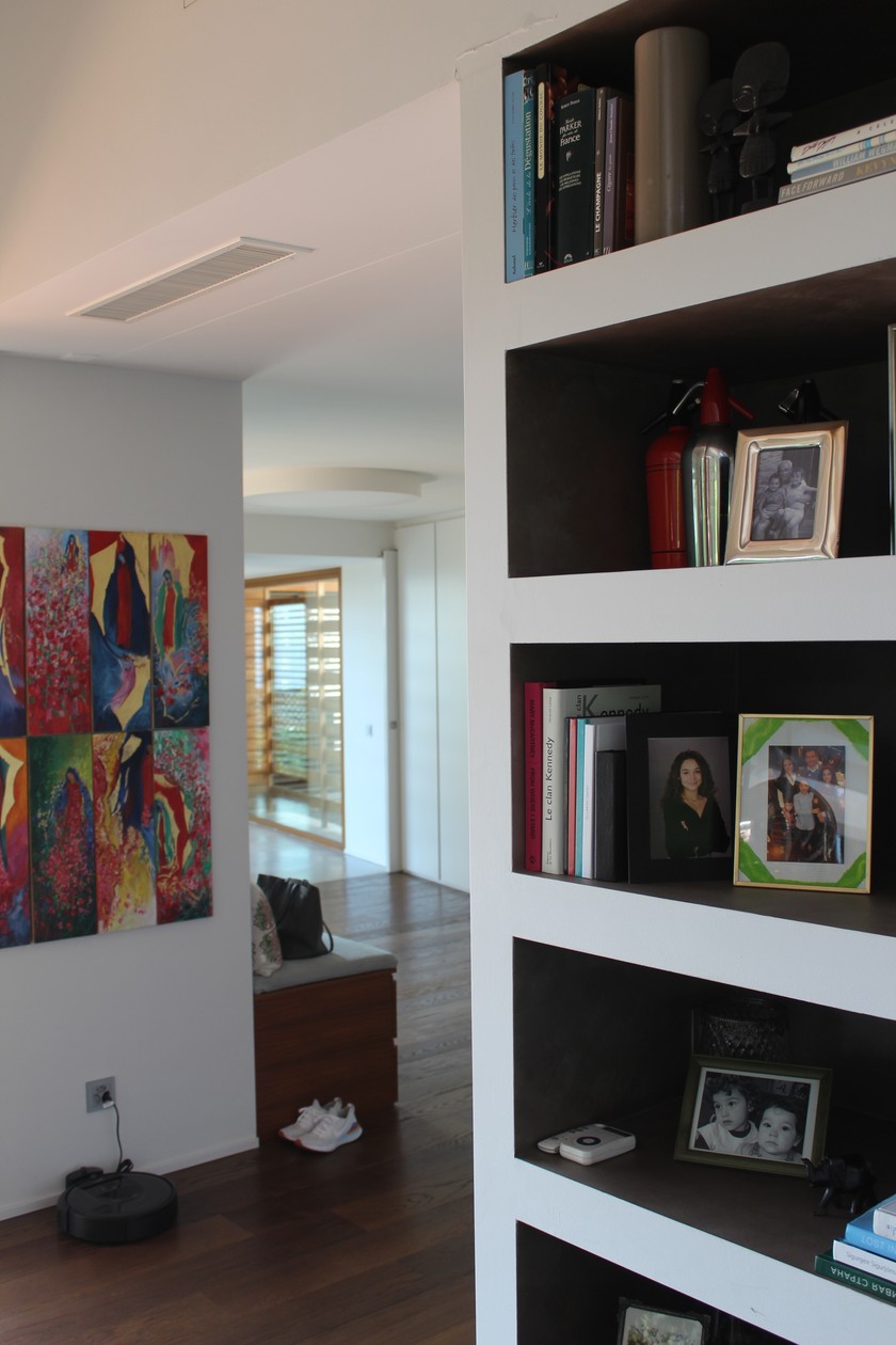 Blick vom Ess-Wohnbereich in den Gang, der zum neuen Anbau führt, wo die Kinder ihr Reich haben. 