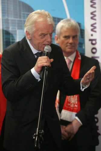 Premier Tusk powitał na Okęciu polską reprezentację piłkarską