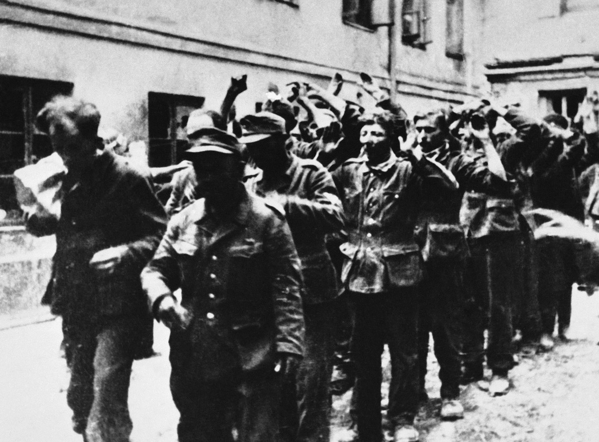 Niemieccy żołnierze wzięci do niewoli przez AK w Powstaniu Warszawskim