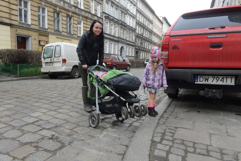 Wysokie krawężniki na wrocławskim Nadodrzu