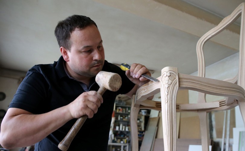 W warsztacie stolarskim Krzysztofa Gaury powstają meble, które będą stanowić wyposażenie apartamentu papieskiego podczas Światowych Dni Młodzieży