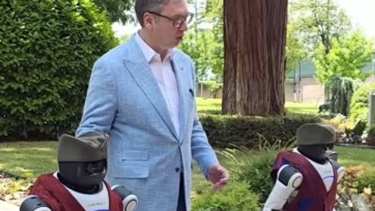 Vučić i roboti