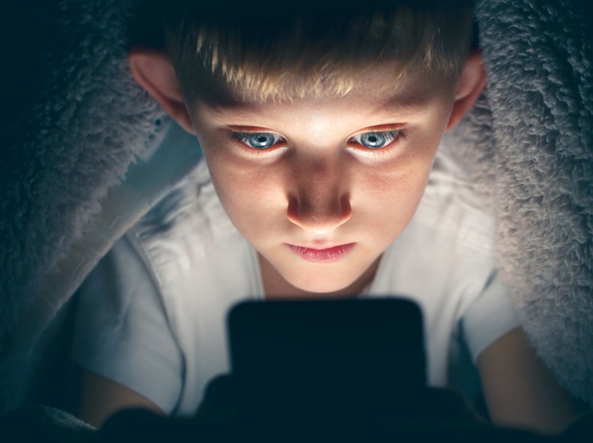 Używanie smartfona przez dziecko. Jak wpływa na jego rozwój?