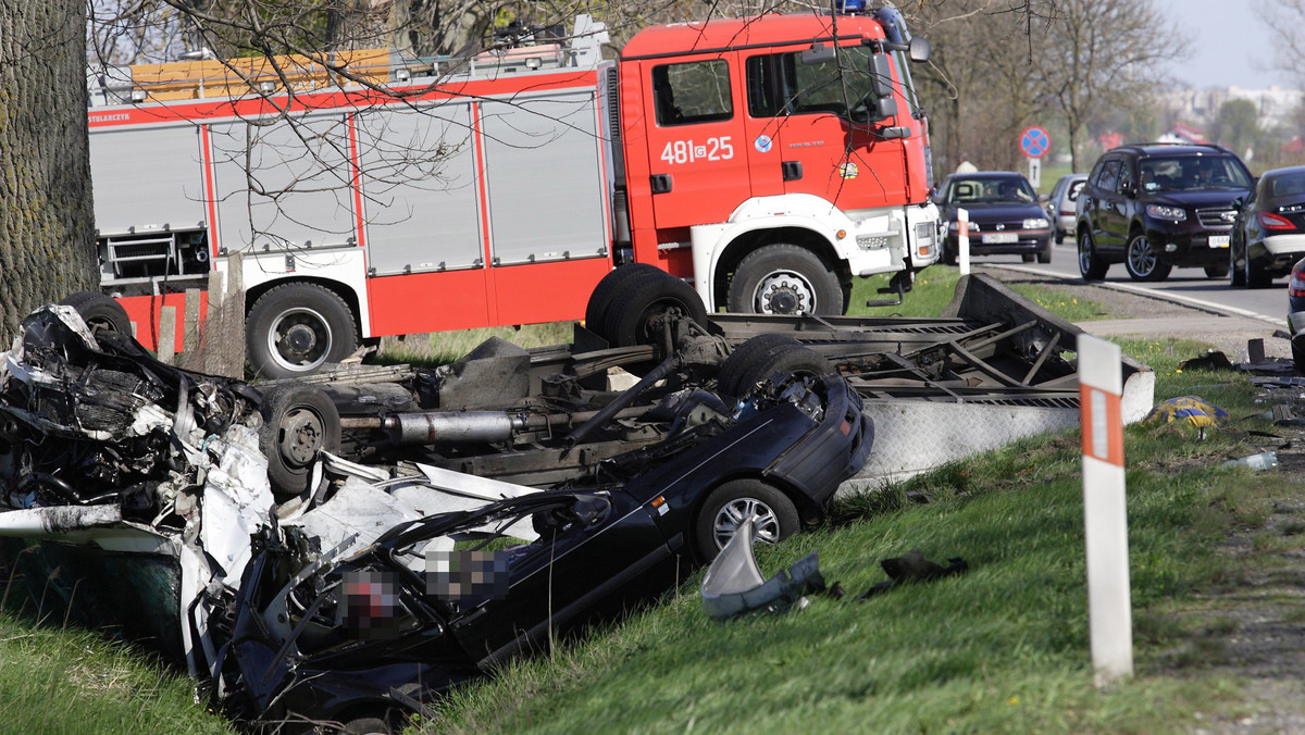 Cztery osoby zginęły, a trzy zostały ranne w wypadku samochodowym, do którego doszło na drodze krajowej nr 22 między Malborkiem a Gnojewem (woj. pomorskie) na skrzyżowaniu prowadzącym na Miłoradz. Wśród rannych jest roczne dziecko - informuje TVN24.