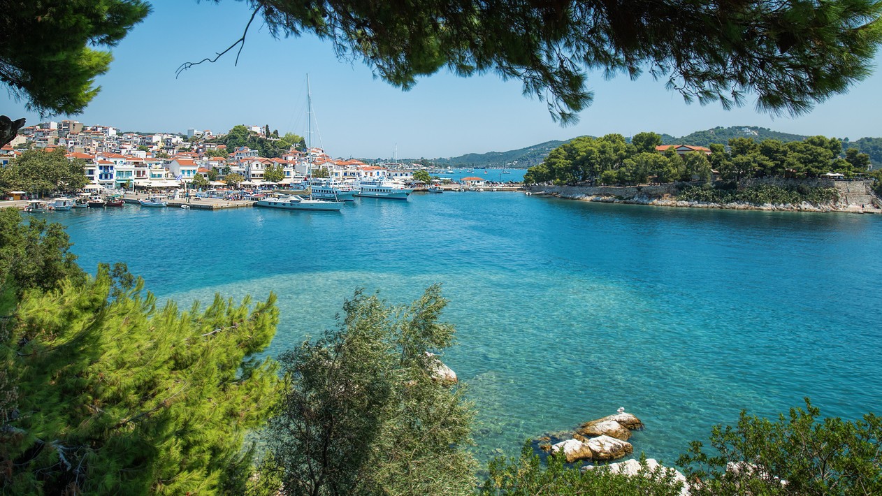 Pohľad na hlavné mesto Skiathos