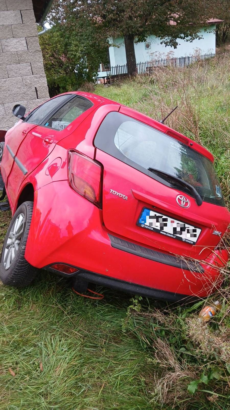 Po náraze do zastávky v miestnej časti obce Lysá pod Makytou Strelenka v Púchovskom okrese utrpeli vážne zranenia vodič a spolujazdkyňa
