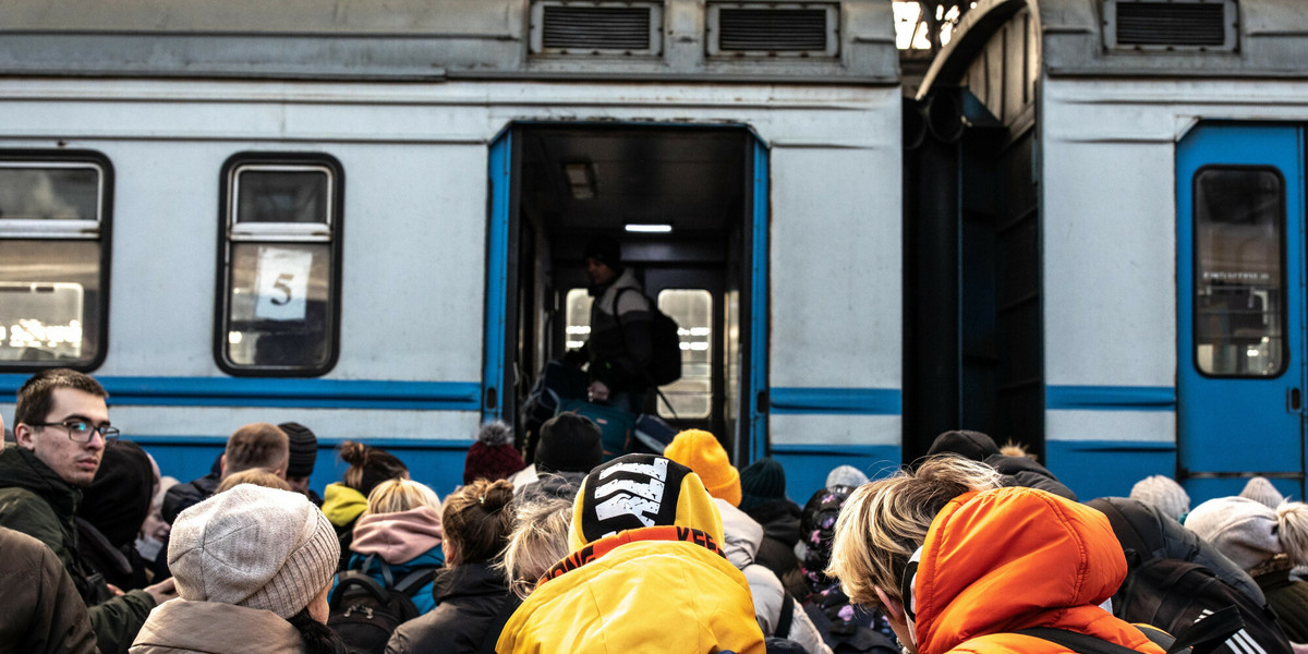 Polska może dostać dodatkowe środki z UE. Na zdjęciu ukraińscy uchodźcy wsiadają do pociągu we Lwowie.