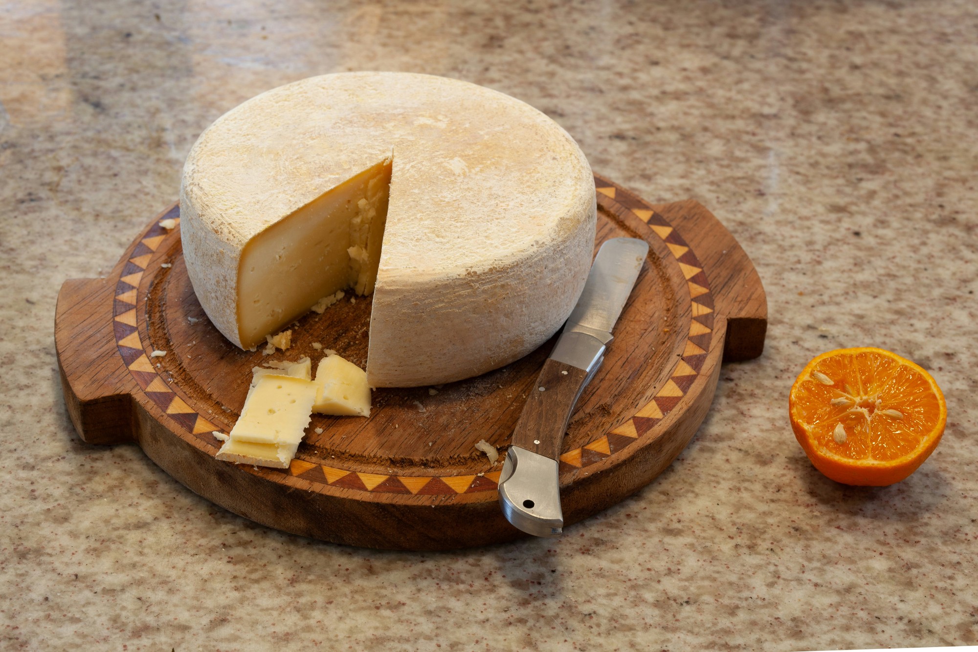 Symbolom letnej ľahkosti na tanieri sú obľúbené syry mozzarella, feta a halloumi.