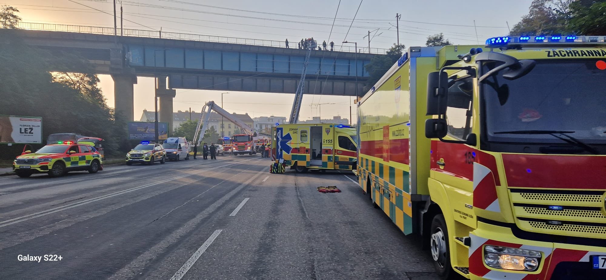 Polícia na mieste zrážky dvoch vlakov.