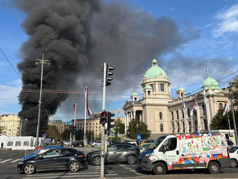 Požar ispred skupštine