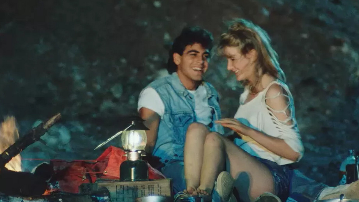 W 1983 r. nieznani wówczas nikomu aktorzy George Clooney, Laura Dern i Charlie Sheen wystąpili w filmie o morderczym niedźwiedziu atakującym grupę nastolatków podczas koncertu plenerowego. Materiał do "Grizzly 2" został po latach odnaleziony i dokończony. Film trafi na platformy streamingowe i do wybranych kin tej jesieni.