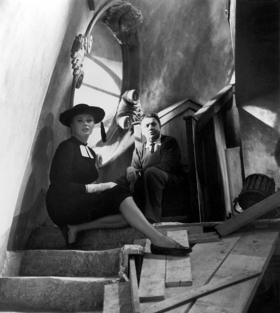 Federiko Felini na snimanju filma "Sladak život" sa Anitom Ekberg