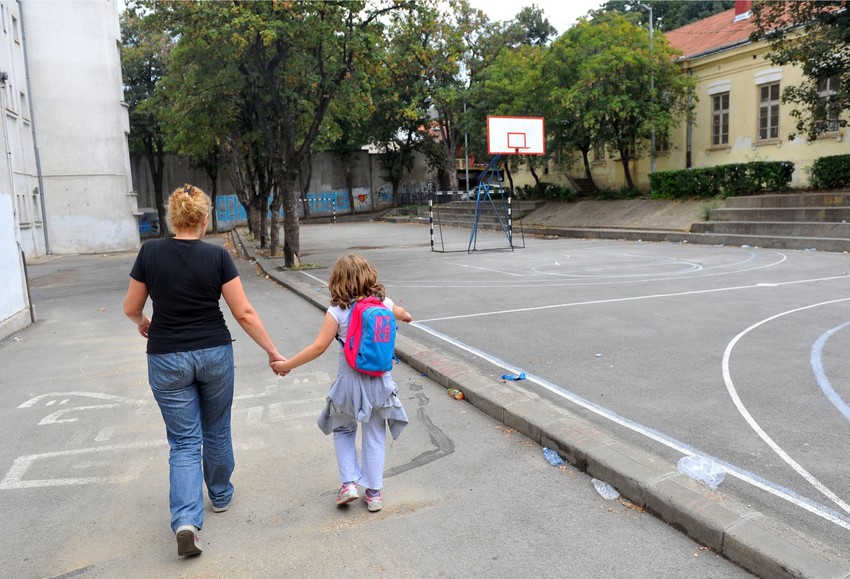 Roditelji vode decu u školu