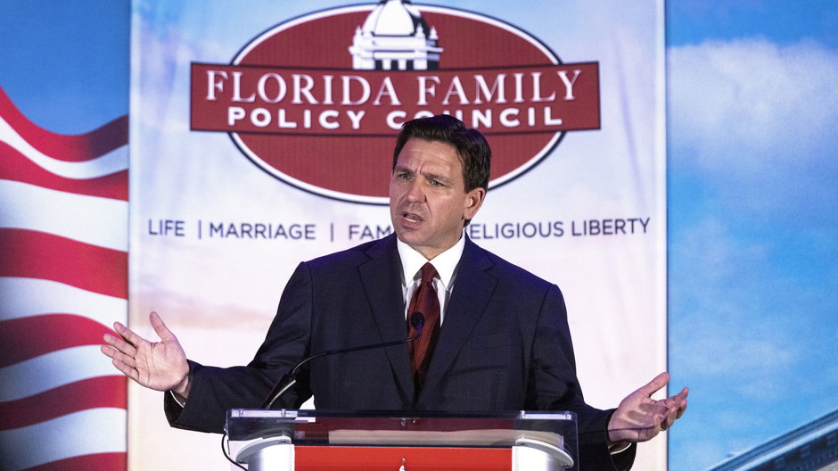 Gubernator Florydy Ron DeSantis podczas gali Rady Florydy ds. Polityki Rodzinnej w Orlando, 20 maja 2023 r.