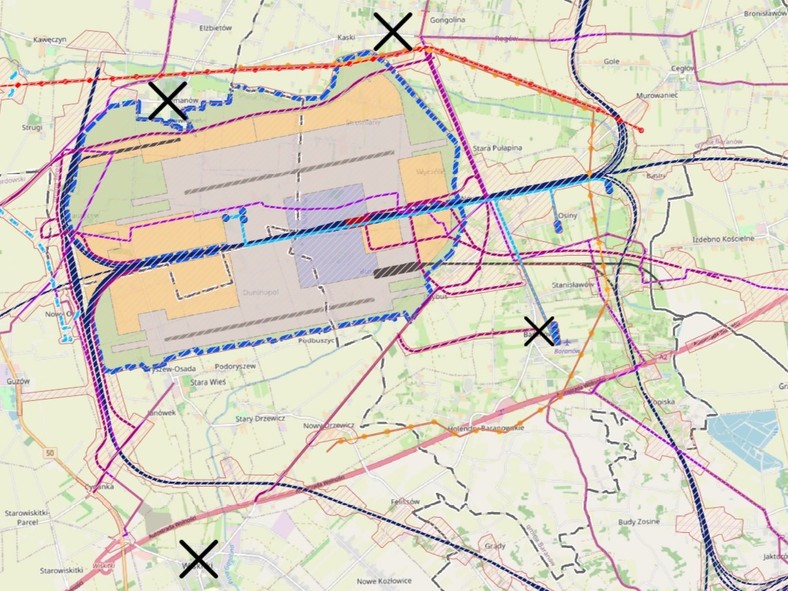 Od góry krzyżykami zaznaczone parafie z dotacją od spółki CPK: w Kaskach, Szymanowie, Baranowie i Wiskitkach. Od wyrazów wdzięczności proboszcza ostatniej z wymienionych parafii zaczęły się kontrowersje wokół darowizn. Niebieska linia otacza planowane megalotnisko w wariancie inwestorskim. Przez dolną część ilustracji przechodzi autostrada A2 na odcinku prowadzącym z Warszawy do Łodzi – fot. na bazie materiałów spółki CPK