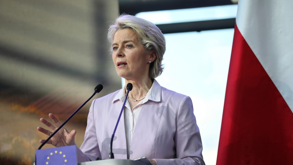 Konstancin-Jeziorna, 02.06.2022. Przewodnicząca Komisji Europejskiej Ursula von der Leyen podczas wspólnej konferencji prasowej z prezydentem Andrzejem Dudą oraz premierem Mateuszem Morawieckim