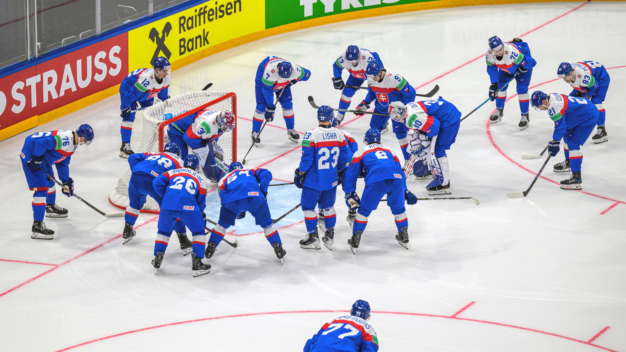 Slovenskí hokejisti pred brankárom Samuelom Hlavajom pred zápasom s Nórskom. 