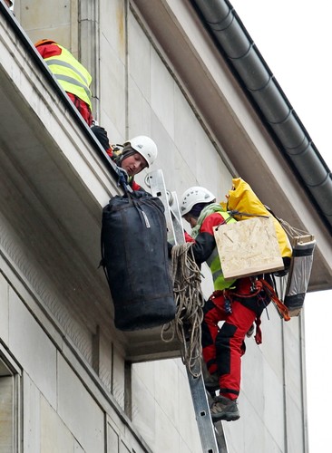 Protest Greenpeace przeciwko budowie nowych odkrywkowych kopalnii węgla brunatnego, na budynku Ministerstwa Gospodarki w Warszawie