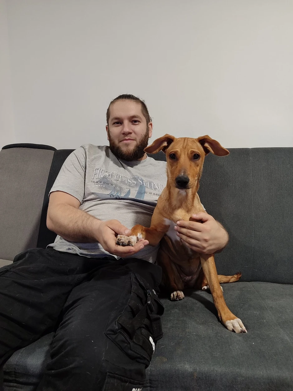 Mašinovodja Miša Radivojević sa psom kojeg je udomio ranije a koji je takođe spasen kraj pruge