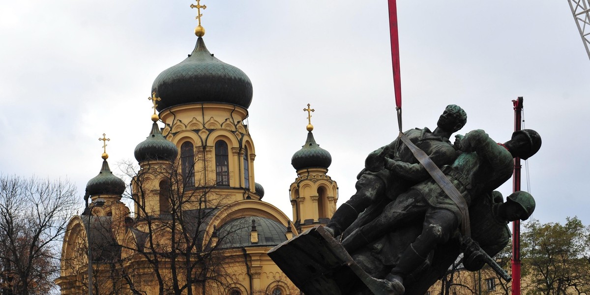 Usuwanie pomnika "Czterech Śpiących"