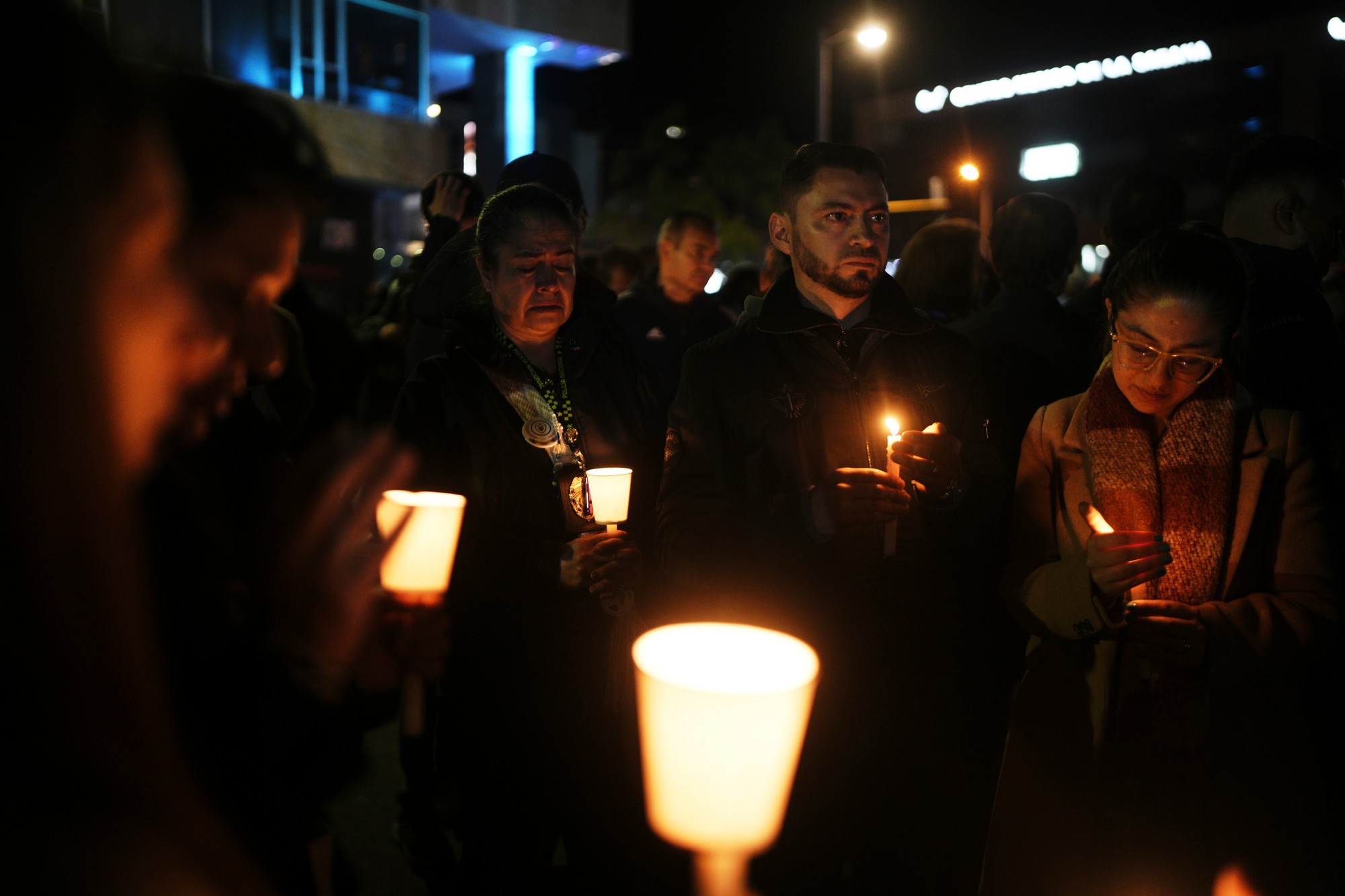 Ľudia počas vigílie pred nemocnicou Santa Fe, kde sa lieči kolumbijský senátor a prezidentský kandidát Miguel Uribe Turbay.