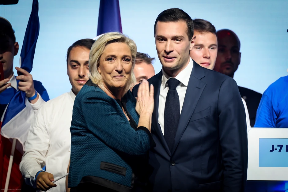 Marin Le Pen i Žordan Bardela na skupu u Parizu 2. juna