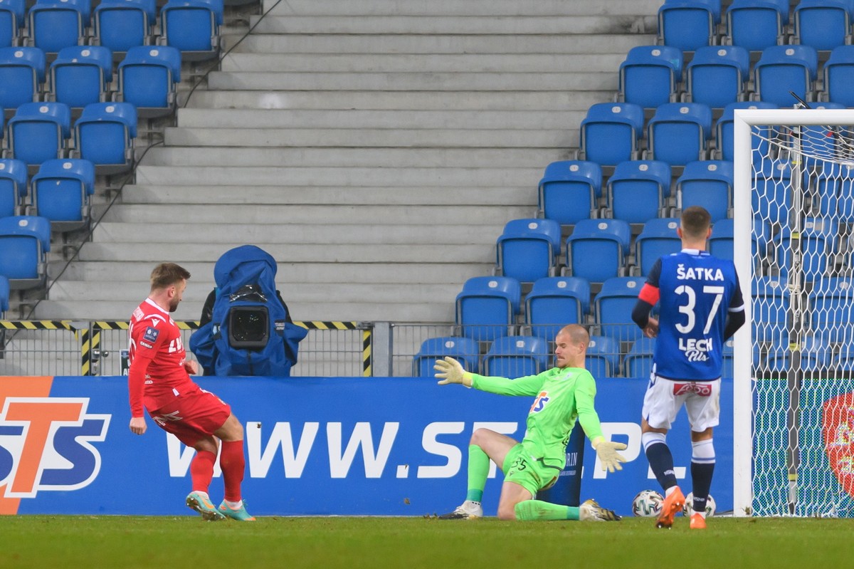 Zawodnik Wisły Kraków Jakub Błaszczykowski (L) strzela bramkę Filipowi Bednarkowi (2P) z Lecha Poznań podczas meczu 14. kolejki piłkarskiej Ekstraklasy