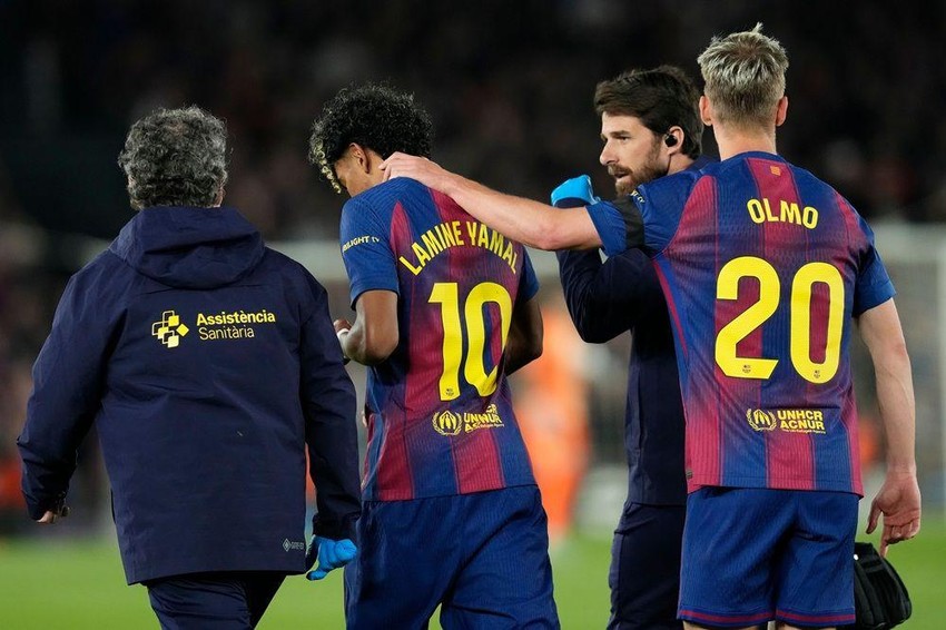 Jamal izlazi sa terena, a teši ga saigrač Olmo | Foto: Enric Fontcuberta/EPA/Shutterstock