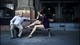 Steve McCurrynek és Karlie Kloss topmodellnek egy jó beszélgetésre is akadt ideje a fotózás szünetében