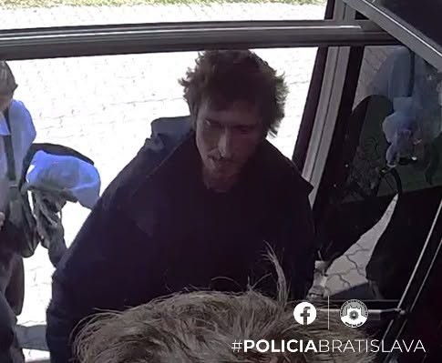 Muž v MHD v Bratislave bezdôvodne napadol ženu a pokojne vystúpil.