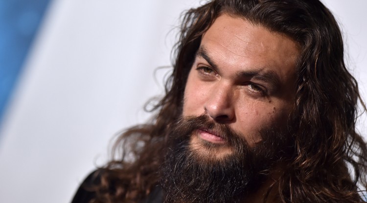 Ilyen egy jófej sztár! Jason Momoa a fotósokkal viccelődött