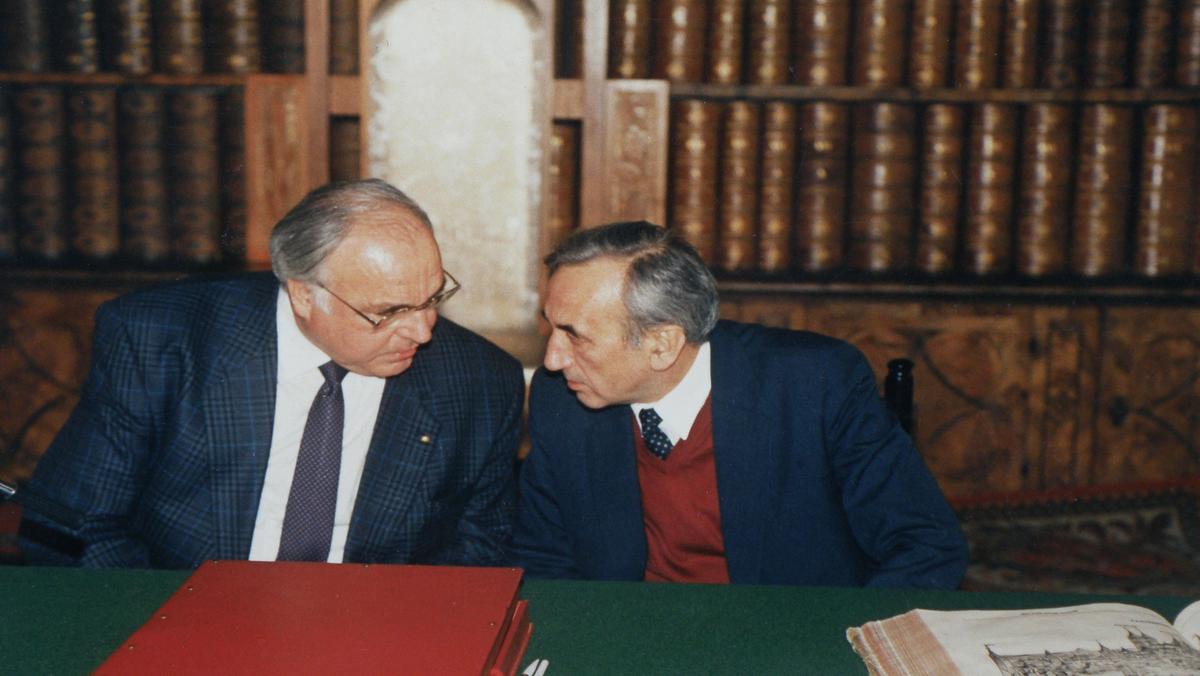Częstochowa - Listopad1989r. Kanclerz Niemiec Helmut Kohl i Premier Tadeusz Mazowiecki w bibliotece klasztornej na Jasnej Górze. Okres zjednoczenia się Niemiec