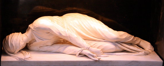 Rzeźba św. Cecylię – w pozycji, w jakiej odnaleziono jej ciało znajduje się w rzymskim kościele