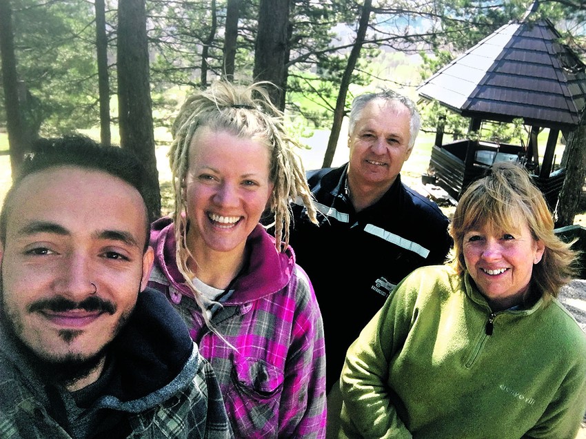 Zefedin, Jane i njihovi domaćini Zoran i Melisa