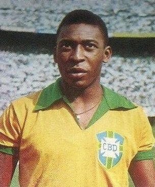 Pelé w koszulce reprezentacji Brazylii (Domena publiczna)