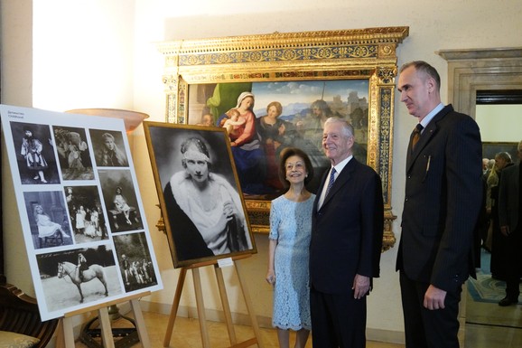 IZLOŽBA KOJA SLAVI ŽIVOT I NASLEĐE KRALJICE MARIJE "Kruna dobrote" predstavljena u Kraljevskom dvoru