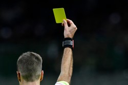 Piłkarz oskarżony o wzięcie łapówki w zamian za żółtą kartkę w meczu ekstraklasy