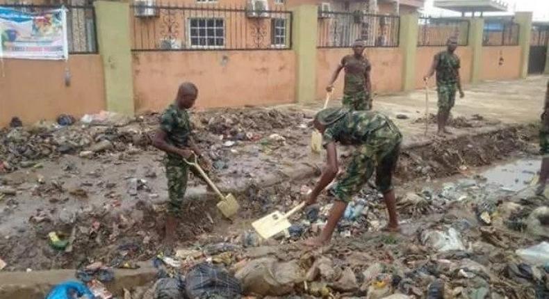 Soldiers defy early morning rain to clean-up Mushin