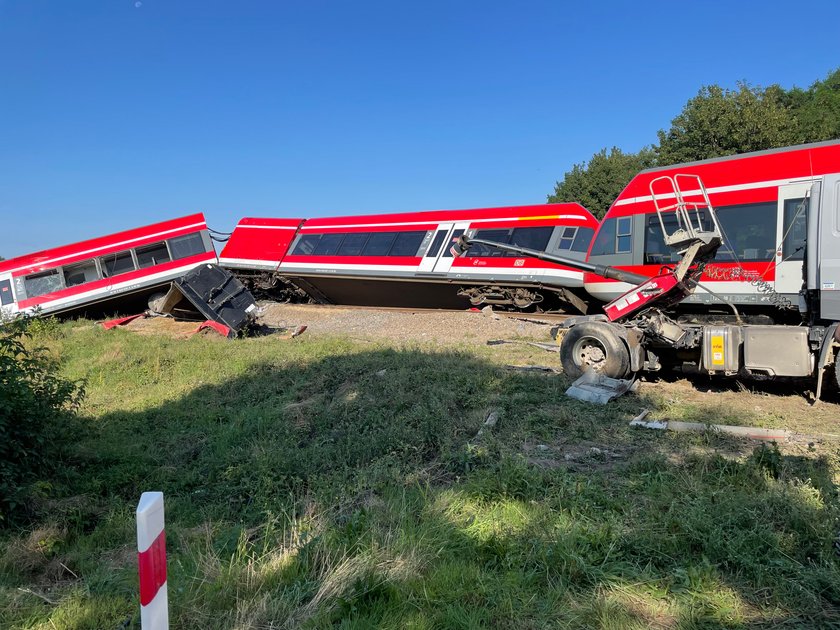 Dramat w Kołbaskowie. Ciężarówka zderzyła się z pociągiem