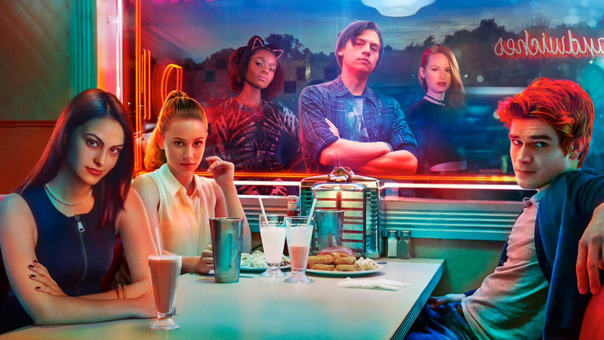 Serial "Riverdale" powróci jeszcze w tym roku. 2. sezon zostanie wyemitowany w październiku 2017 i będzie wyjątkowo długi - widzowie doczekają się aż 22 odcinków, o dziewięć więcej, niż w sezonie pierwszym.