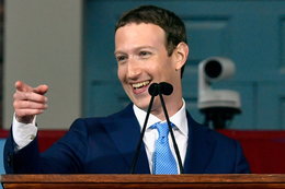 Mark Zuckerberg od początku 2018 r. stał się bogatszy o 5,5 mld dolarów. Ale do Jeffa Bezosa mu daleko