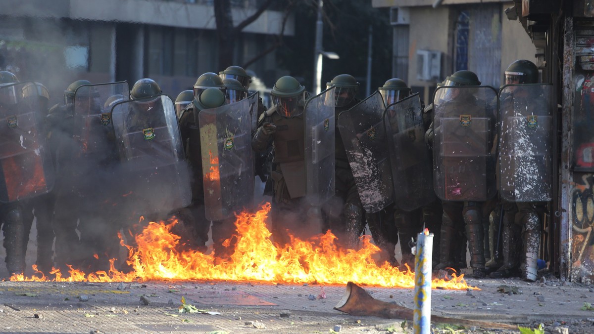 Dwa zwęglone ciała znaleziono w Valparaiso w środkowym Chile, w sklepie podpalonym przez uczestników protestów pod koniec listopada. Tym samym liczba osób, które zginęły w wyniku zamieszek w tym kraju wzrosła do 26 - poinformowała chilijska policja.