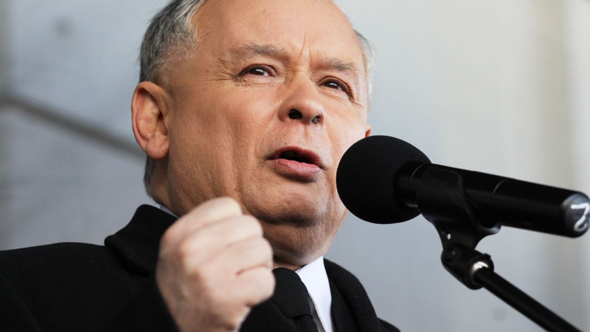 "Jarosław Kaczyński, szef narodowo-konserwatywnej, opozycyjnej partii PiS wie, jak przed superwyborczym rokiem 2015 rozgrzać swoich sympatyków" - pisze dziennik "Wirtschaftsblatt". "Przywódca opozycji już teraz zapowiada początek przemian (...). W 2015 PiS chce wreszcie znowu triumfować" - czytamy w gazecie.