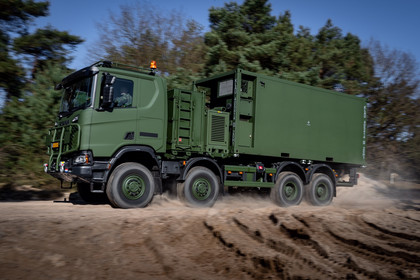 Wojskowe ciężarówki nie mogą jeździć po drogach Niderlandów, bo są o 2 cm  za wysokie