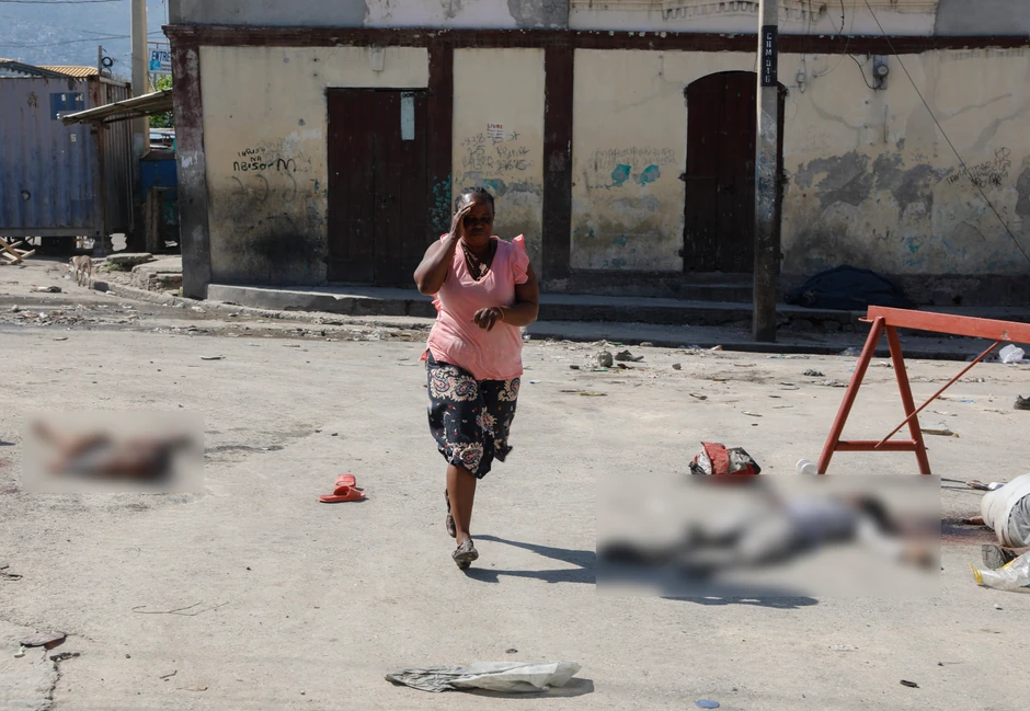Žena prolazi pored tela zatvorenika kod Nacionalne kaznene ustanove u Port-o-Prensu, Haiti, 3. marta