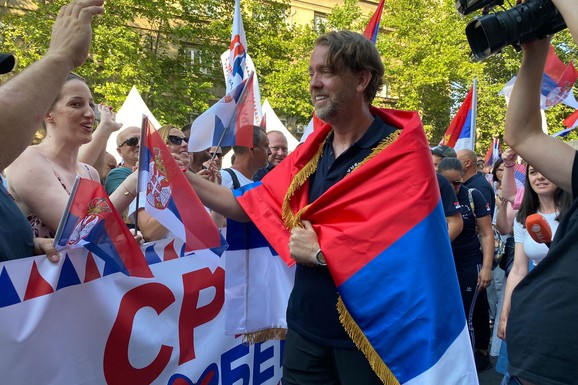 (FOTO, VIDEO) "ADRENALIN JE UČINIO SVOJE" Gradonačelnik Kragujevca dopešačio iz rodne Dobrače do Beograda: Dočekan aplauzom i povicima