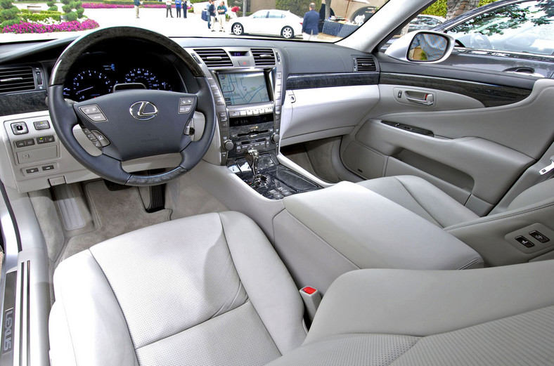 Lexus LS 600h
Pod maską LS 600h pracuje V-ósemka o pojemności 5 litrów połączona z silnikiem elektrycznym.. Zanim zespół napędowy o łącznej mocy 445 koni ruszy z miejsca 2,5-tonowe auto, nie wydaje z siebie żadnych dźwięków, tak jak i przy niskich prędkościach. 
Średnie zużycie paliwa (według producenta): 9,3 l/100 km
Cena: Od 435 700 zł